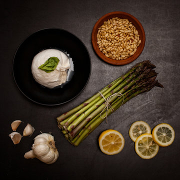 Asparagus, lemon slices, mozzarella, garlic and pine nuts