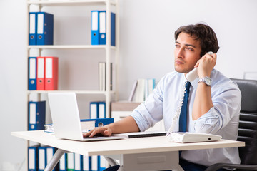 Obraz premium Young call center operator speaking on phone