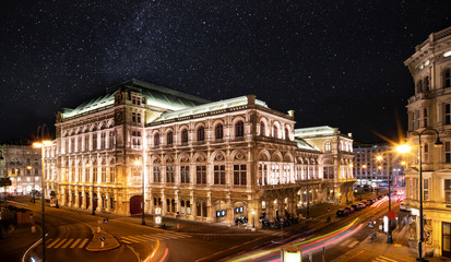 Wiener Opernhaus bei Nacht mit Sternenhimmel - obrazy, fototapety, plakaty