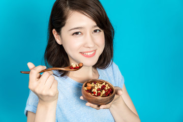 ミックスナッツを食べる女性