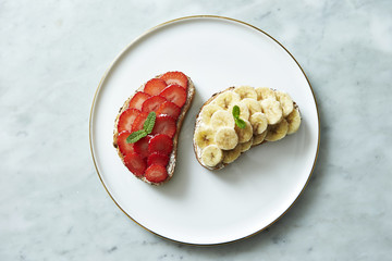 Fresh fruits baguette 