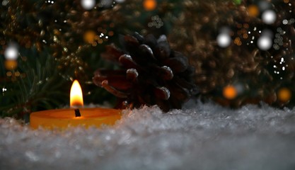 Fototapeta na wymiar teelicht im schnee zapfen