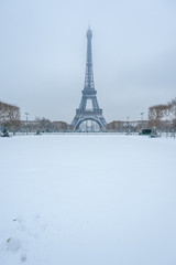 Fototapeta na wymiar Eiffel tower under the snow in winter in Paris