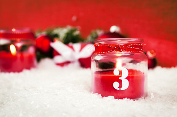 dritter advent mit Kerze im glas
