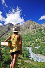 Naklejka premium vie en montagne - femme de dos