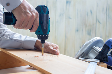 ドリルで穴あけ加工