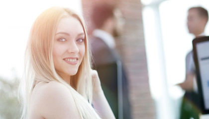 Obraz premium successful young business woman with financial graphs