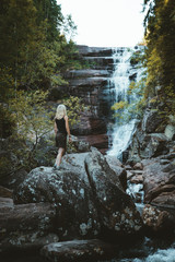Obraz premium A girl hiking at the Solbergelva river