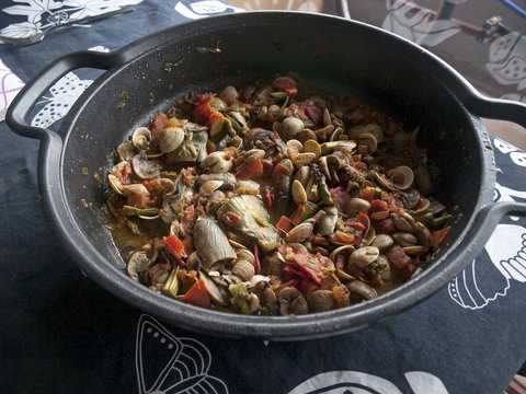 Sart&eacute;n con el sofrito preparado para hacer una paella / Frying pan with the sofrito prepared to make a paella