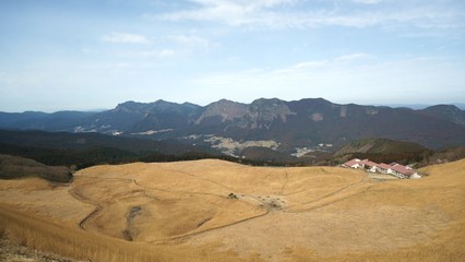 眼下に見える冬枯れのお亀池＠曽爾高原