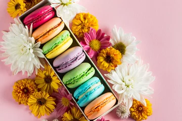 Fototapete Rund Stillleben und Essensfoto von Kuchenmacarons in einer Geschenkbox mit Blumen, eine Tasse Tee auf hellem Hintergrund. Süßigkeiten und Desserts Konzept von Makronen. © xander21