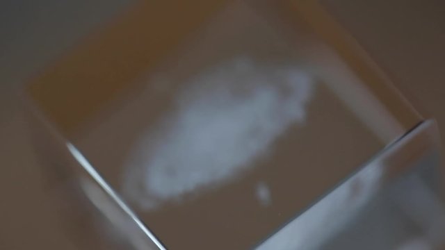 abtract (an object) 透明の立方体
