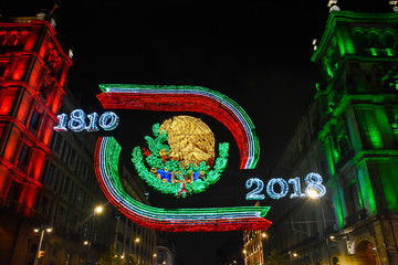 Luces por el día de la independencia en el zocalo de la Ciudad de México