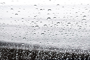 雨粒　窓ガラスからの海