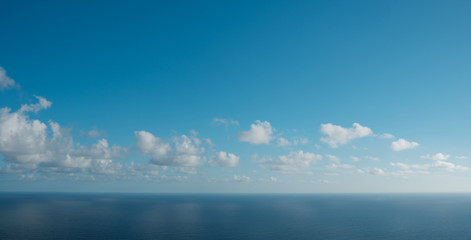 Obraz premium blue sky above ocean horizon with clouds