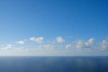 Obraz premium blue sky above ocean horizon with clouds