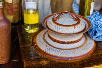 Tongefäße an einem Marktstand