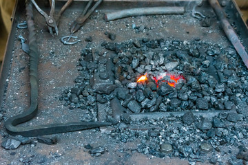 Schmiedefeuer mit heißen Kohlen und Flammen