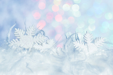 Fototapeta na wymiar Weiße Weihnacht Traum weihnachtlich winterlich Dekoration mit Schneeflocke hellblau eisblau 