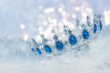 Wunderschöne Weihnacht Dekoration winterlich Krone blaue Steine König Christus 