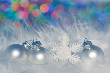 Weihnacht Kugeln Schmuck Dekoration festlich und glänzend schimmernd Silber