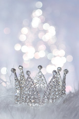 Silber Krone auf hellem Fell mit Funkeln im Hintergrund weihnachtliche Dekoration