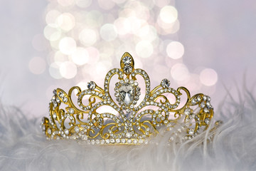 Goldene Tiara Haarschmuck Hochzeit auf hellem Fell mit Funkeln im Hintergrund © Goldengel