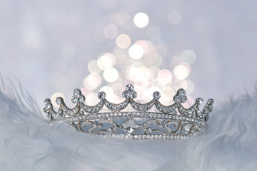 Eine schöne Krone mit glitzerndem Licht im Hintergrund © Goldengel