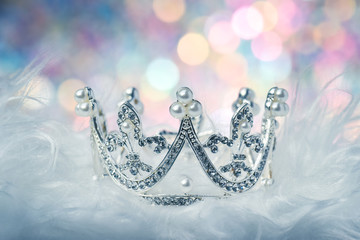 Abschlussball Kleine Krone silber mit Perlen und buntem Hintergrund Haarschmuck