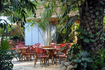 Fototapeta na wymiar Ville de Verneuil-sur-Avre, chaises et tables rouges d'un bistrot, département de l'Eure, France