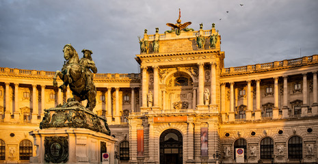 Wiener Hofburg im warmen Abendlicht, Heldenplatz