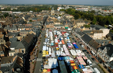 Ville de Verneuil-sur-Avre, les toits de la ville et le marché, département de l'Eure, France