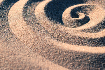 Fototapeta na wymiar Ein Muster im Sand Hintergrund mit Licht und Schatten Kontrast