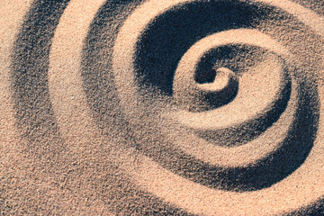 Fototapeta na wymiar Ein Muster im Sand Hintergrund mit Licht und Schatten Kontrast