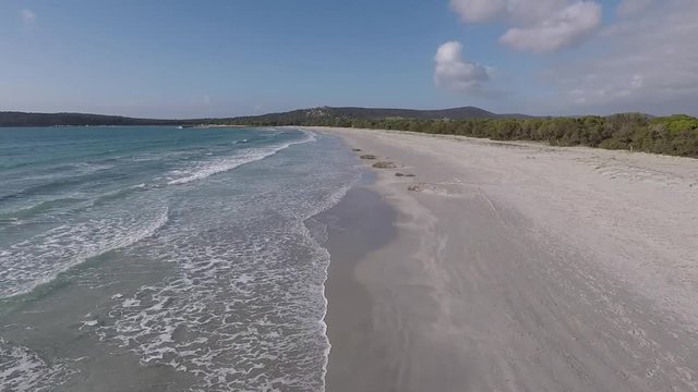 Volo drone sulla spiaggia in Sardegna Italia