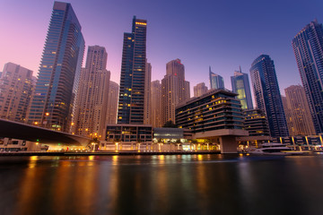 Fototapeta premium Piękny widok na promenadę Dubai Marina, ZEA. Efekt wydłużenia czasu naświetlania o zmierzchu
