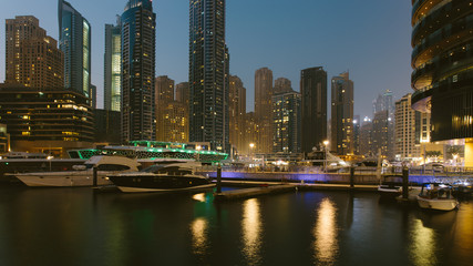 Fototapeta premium Piękny widok na promenadę Dubai Marina, ZEA. Efekt długiej ekspozycji o zmierzchu
