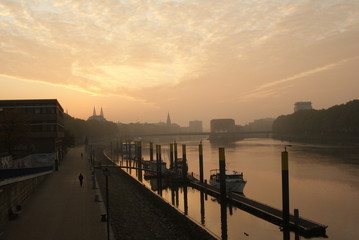 Weserpromenade Schlachte im Morgengrauen am Wasser