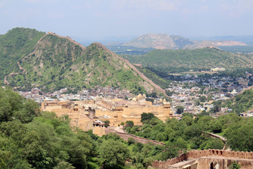 Fototapeta na wymiar The Jaigarh Fort overlooking Amer Fort and the town in Jaipur