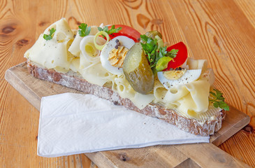 Käsebrot fein garniert
