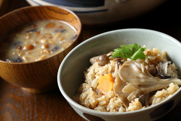 炊き込みご飯（きのこご飯）とキノコ汁
