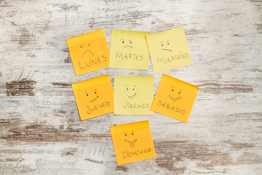 Post it Pegatinas de caras con expresi&oacute;n y d&iacute;as de la semana sobre fondo de madera r&uacute;stico. Vista superior.  Copy space