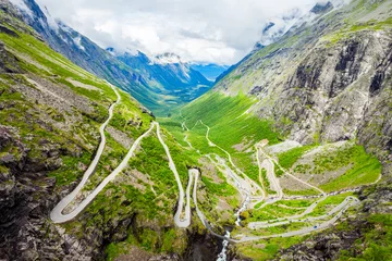 Fotobehang Trollstigen Trolls Path, Noorwegen © saiko3p
