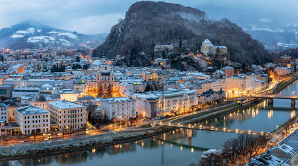 Blick auf das verschneite Salzburg in den Österreichischen Alpen an einem kalten Wintermorgen - obrazy, fototapety, plakaty