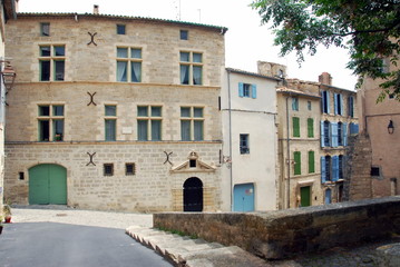 Fototapeta na wymiar Ville de Pézenas, Hôtel de Boudoul, façade en pierre et volets verts et bleus, département de l'Hérault, France