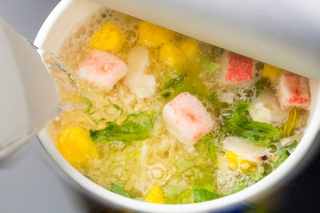 カップ麺の調理シーン