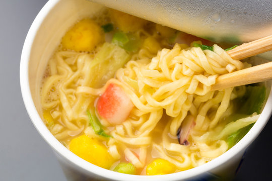 カップ麺の食事シーン