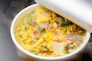 カップ麺の調理シーン