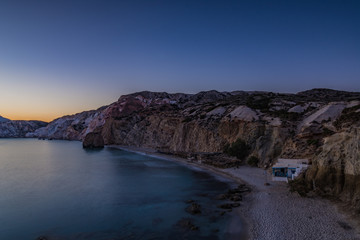 Vista della spiaggia di Firiplaka al crepuscolo, isola di Milos GR