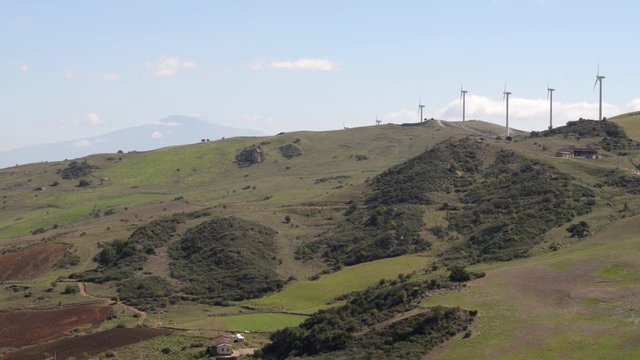 parco eolico sulle Madonie sullo sfondo il Vulcano Etna